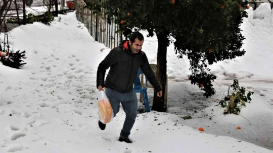 Antalya'da 30 santimetre dolu yağdı, temizlik için iş makineleri seferber oldu