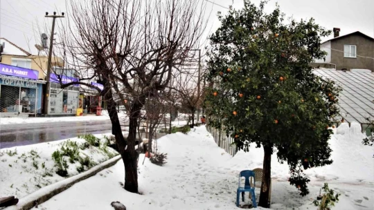 Antalya'da 30 santimetre dolu yağdı, temizlik için iş makineleri seferber oldu