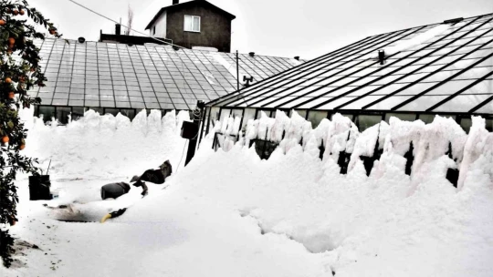 Antalya'da 30 santimetre dolu yağdı, temizlik için iş makineleri seferber oldu