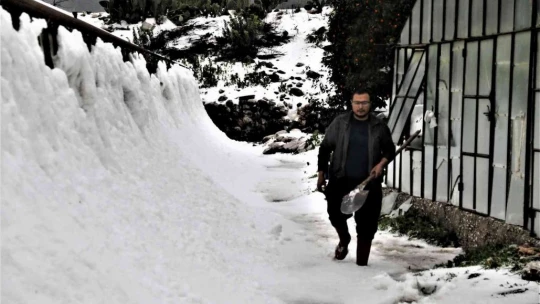 Antalya'da 30 santimetre dolu yağdı, temizlik için iş makineleri seferber oldu