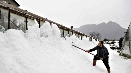 Antalya'da 30 santimetre dolu yağdı, temizlik için iş makineleri seferber oldu