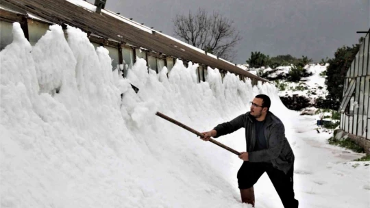 Antalya'da 30 santimetre dolu yağdı, temizlik için iş makineleri seferber oldu