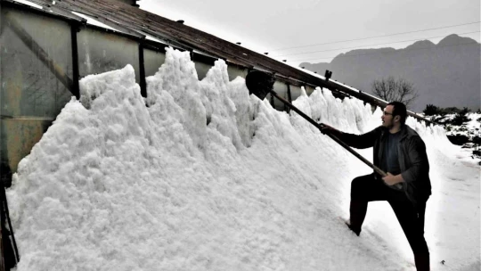 Antalya'da 30 santimetre dolu yağdı, temizlik için iş makineleri seferber oldu