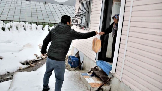 Antalya'da 30 santimetre dolu yağdı, temizlik için iş makineleri seferber oldu