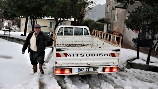 Antalya'da 30 santimetre dolu yağdı, temizlik için iş makineleri seferber oldu