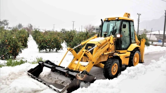 Antalya'da 30 santimetre dolu yağdı, temizlik için iş makineleri seferber oldu