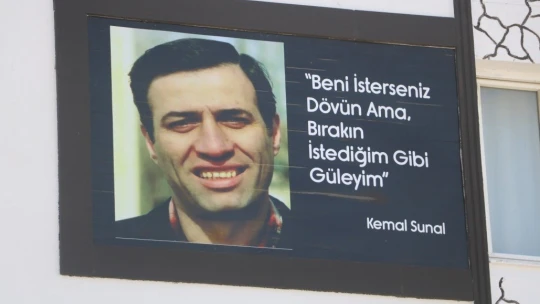 Apartmana asılan Kemal Sunal afişi gülümsetiyor