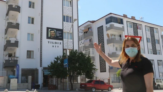 Apartmana asılan Kemal Sunal afişi gülümsetiyor