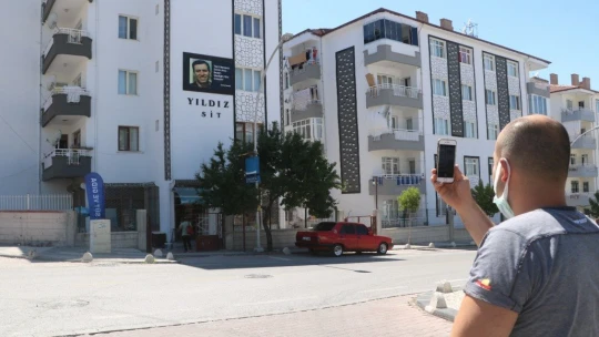 Apartmana asılan Kemal Sunal afişi gülümsetiyor