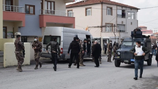 Aranan şüpheli, polise ateşle karşılık verdi