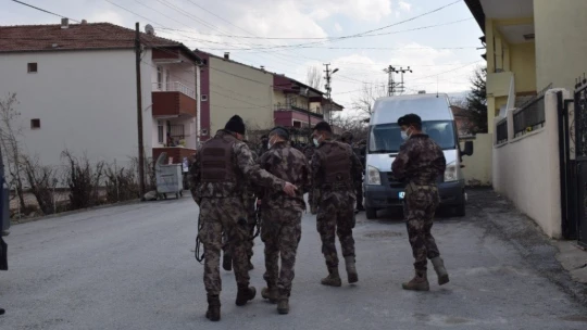 Aranan şüpheli, polise ateşle karşılık verdi