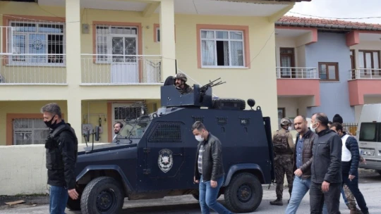 Aranan şüpheli, polise ateşle karşılık verdi