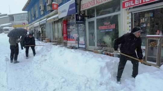 Arapgir'de kar mesaisi sürüyor