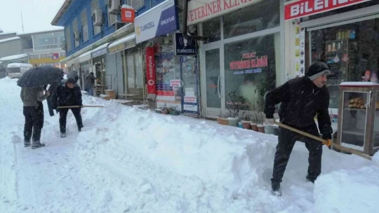 Arapgir'de kar yağışı sonrası yollar açılıyor