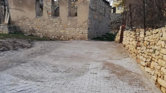 Arapgir'de kilit taş çalışmaları sürüyor