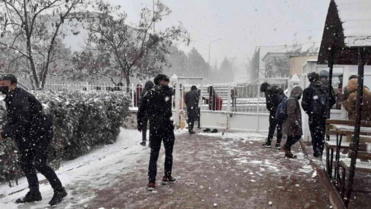 Arguvan'da gençlerin kar sevinci