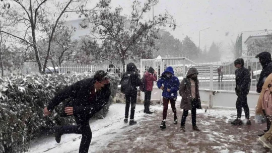 Arguvan'da gençlerin kar sevinci