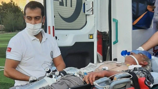 Arının soktuğu adam hava ambulansı ile hastaneye kaldırıldı