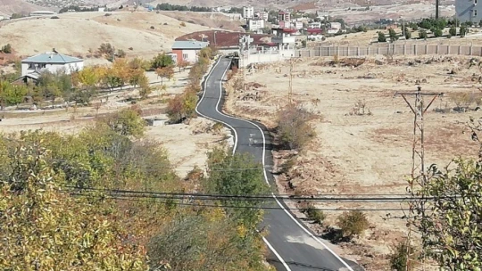 Asfaltı tamamlanan ilçe yollarının son rötuşları yapılıyor