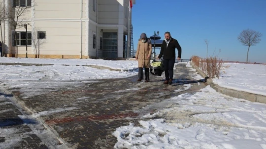 Aşı olacak çocukların yardımına kurtarma ekipleri yetişti