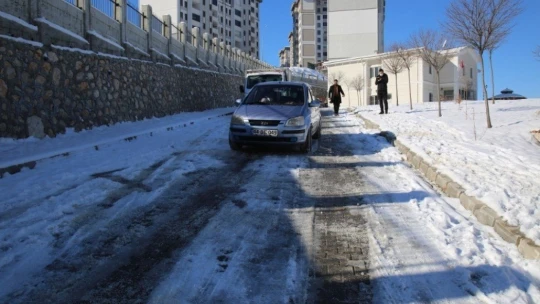 Aşı olacak çocukların yardımına kurtarma ekipleri yetişti
