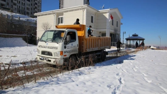 Aşı olacak çocukların yardımına kurtarma ekipleri yetişti