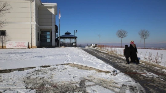 Aşı olacak çocukların yardımına kurtarma ekipleri yetişti