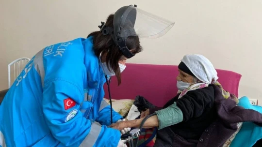 Asırlık çınar Hanife Nine de Covid-19 aşısı oldu