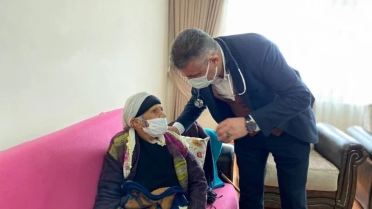 Asırlık çınar Hanife Nine de Covid-19 aşısı oldu