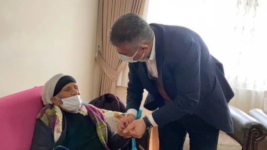 Asırlık çınar Hanife Nine de Covid-19 aşısı oldu