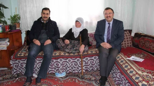 Asırlık Fatma Nineyi duygulandıran ziyaret