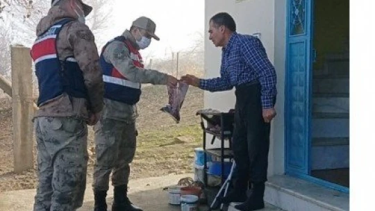 Askerlerden şehit aileleri ve gazielere ziyaret