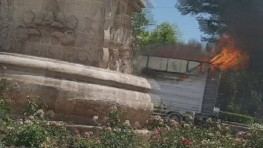 Atık toplama aracı seyir halindeyken alev aldı