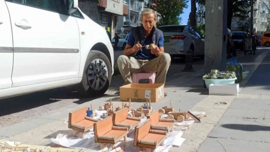 Atıl durumdaki ahşaplardan oyuncak yapıyor