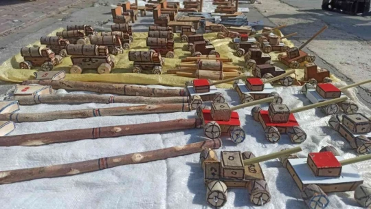 Atıl durumdaki ahşaplardan oyuncak yapıyor