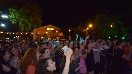 Avukatlar Ece Seçkin konseri ile stres attı