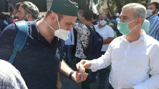 Ayasofya Cami önünde kayısı ikramı