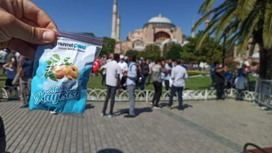 Ayasofya Cami önünde kayısı ikramı