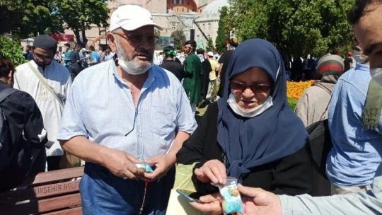 Ayasofya Cami önünde kayısı ikramı