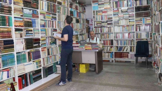 Baba oğul ata mesleği sahaflığı yaşatmaya çalışıyor
