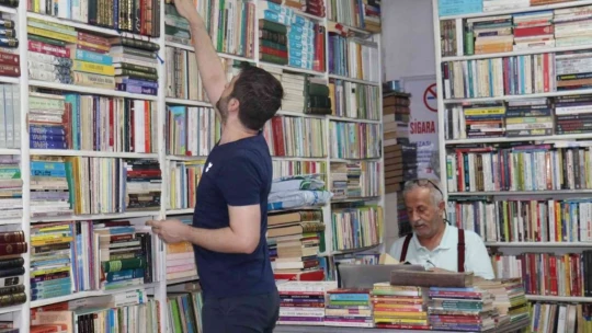 Baba oğul ata mesleği sahaflığı yaşatmaya çalışıyor
