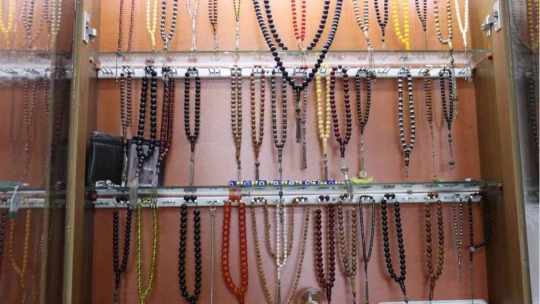 Babadan miras kalan tespih koleksiyonuna gözü gibi bakıyor