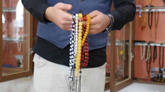 Babadan miras kalan tespih koleksiyonuna gözü gibi bakıyor