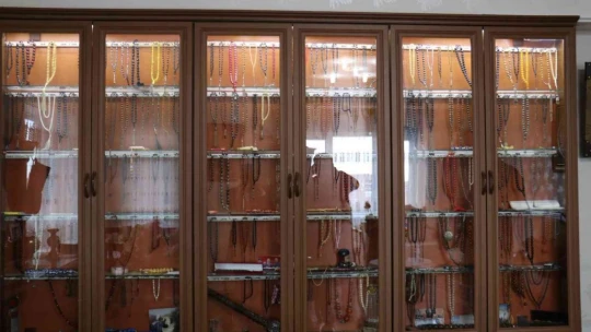 Babadan miras kalan tespih koleksiyonuna gözü gibi bakıyor
