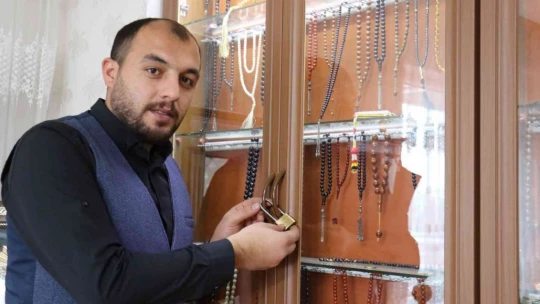 Babadan miras kalan tespih koleksiyonuna gözü gibi bakıyor