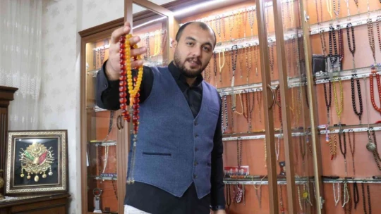 Babadan miras kalan tespih koleksiyonuna gözü gibi bakıyor