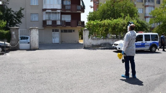 Babası tarafından bıçaklanan genç ağır yaralandı