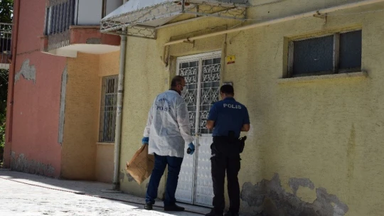 Babası tarafından bıçaklanan genç ağır yaralandı