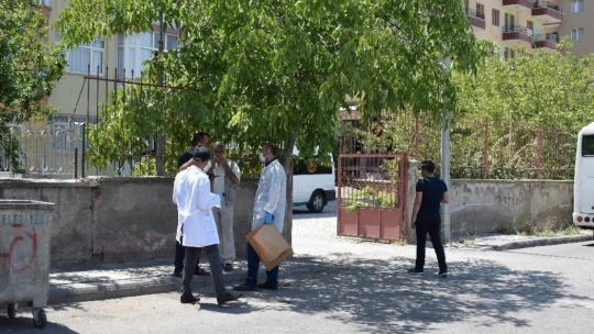 Babası tarafından bıçaklanan genç ağır yaralandı