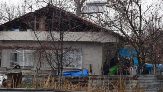 Babasını öldürüp okula gitti